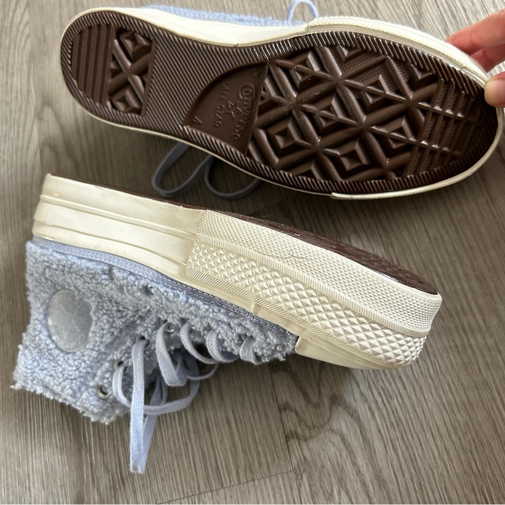 Blue Sherpa converse never worn